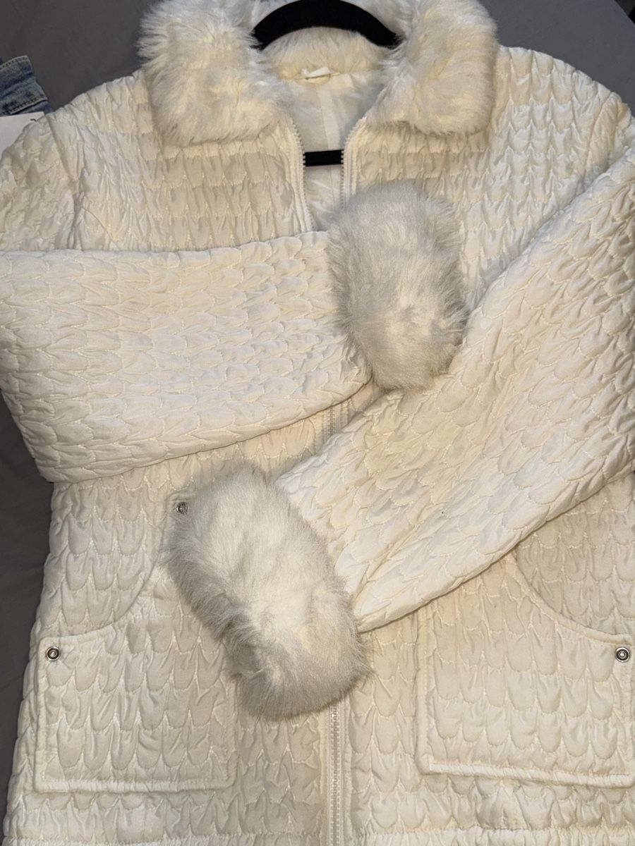 Vestes: WEISSE STEPPJACKE MIT KUNSTFELL – D'occasion à Schlieren par kle_dis 2