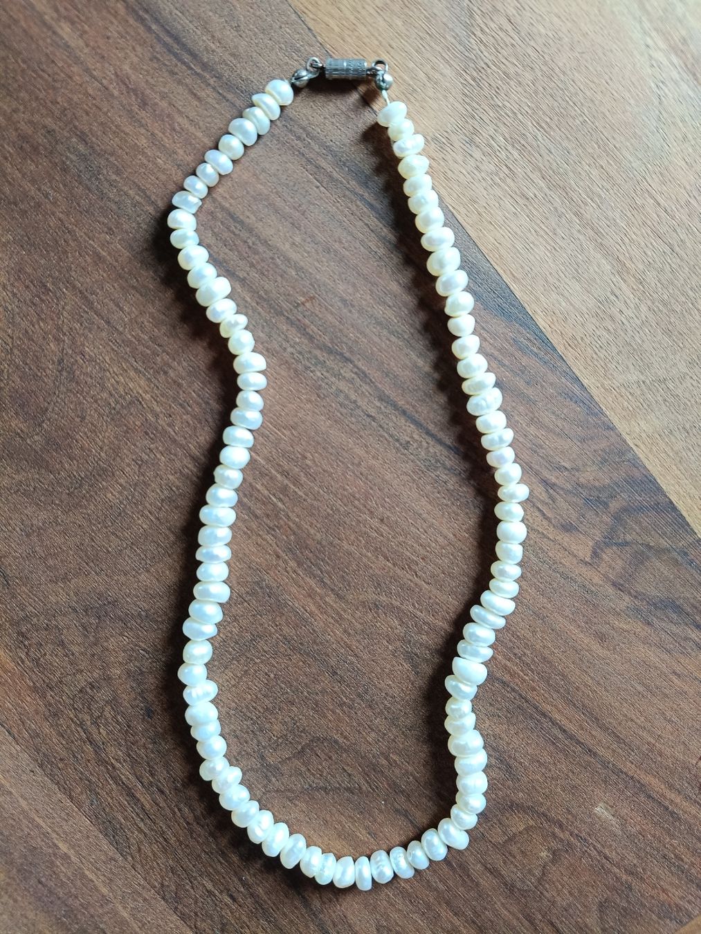 Catenine: Wunderschöne Perlenkette mit Schraubverschluss 🤍 – Usato da Adliswil venduto da Vimovi