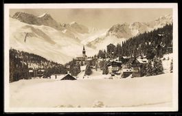 AK Arosa, Verschneite Ortsansicht mit Kirche und Bergen