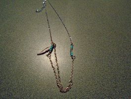 Kette silberfarbig, blaue Perlen/Feder