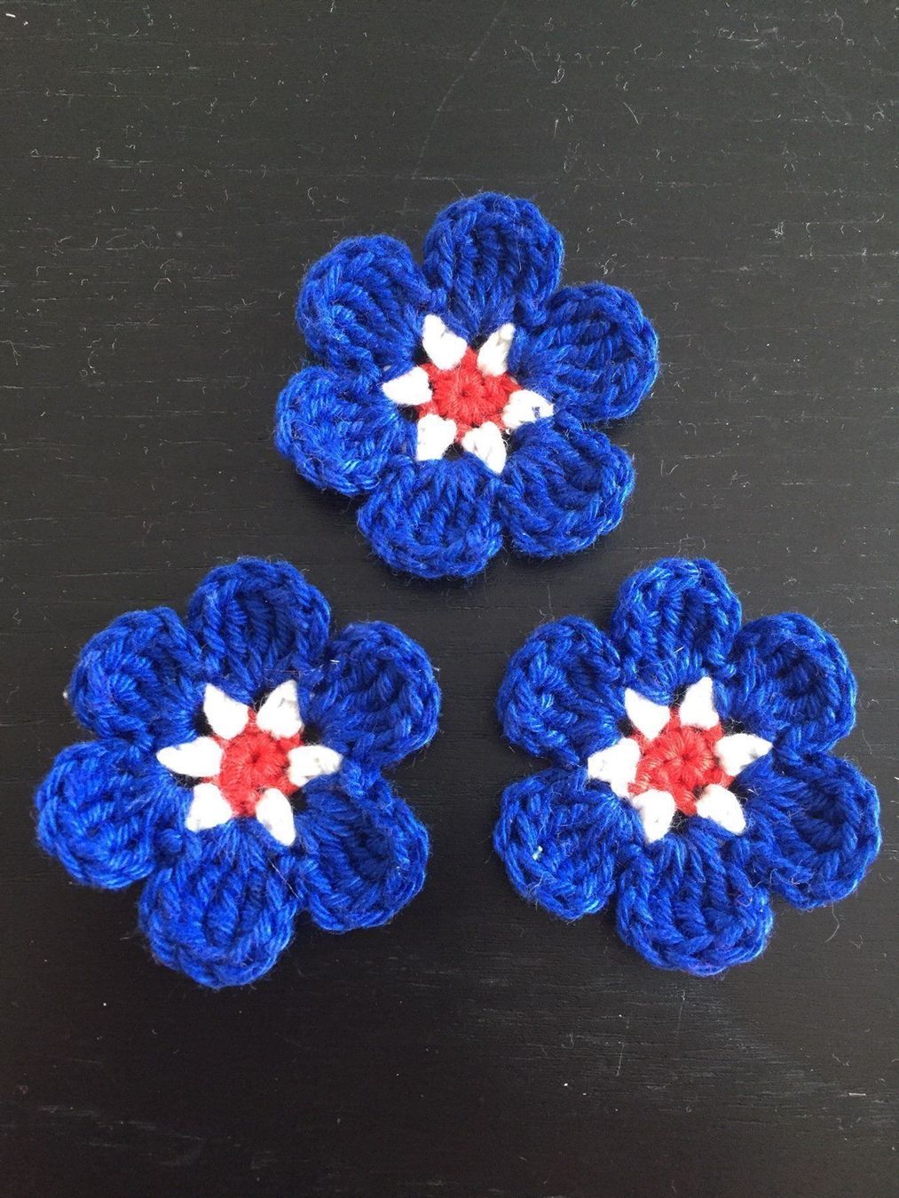 Toppe: Set 3 Stk. Blumen blau gehäkelt 4.8 cm – Nuovo e nell'imballaggio originale da Emmenbrücke venduto da swissmade-miracles