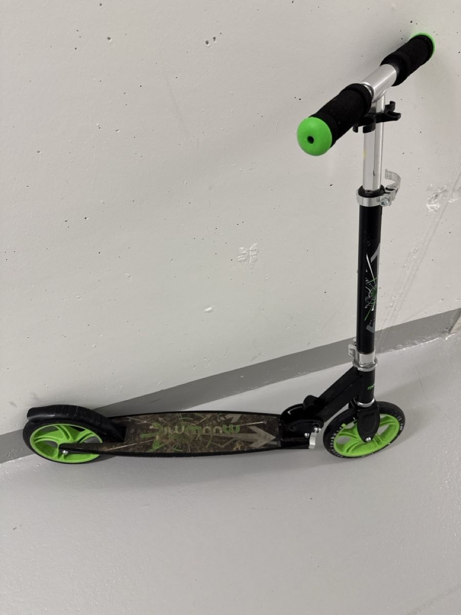 Kickboard: Klappbarer Kinderroller schwarz grün – Usato da Luzern venduto da Cristian78 2