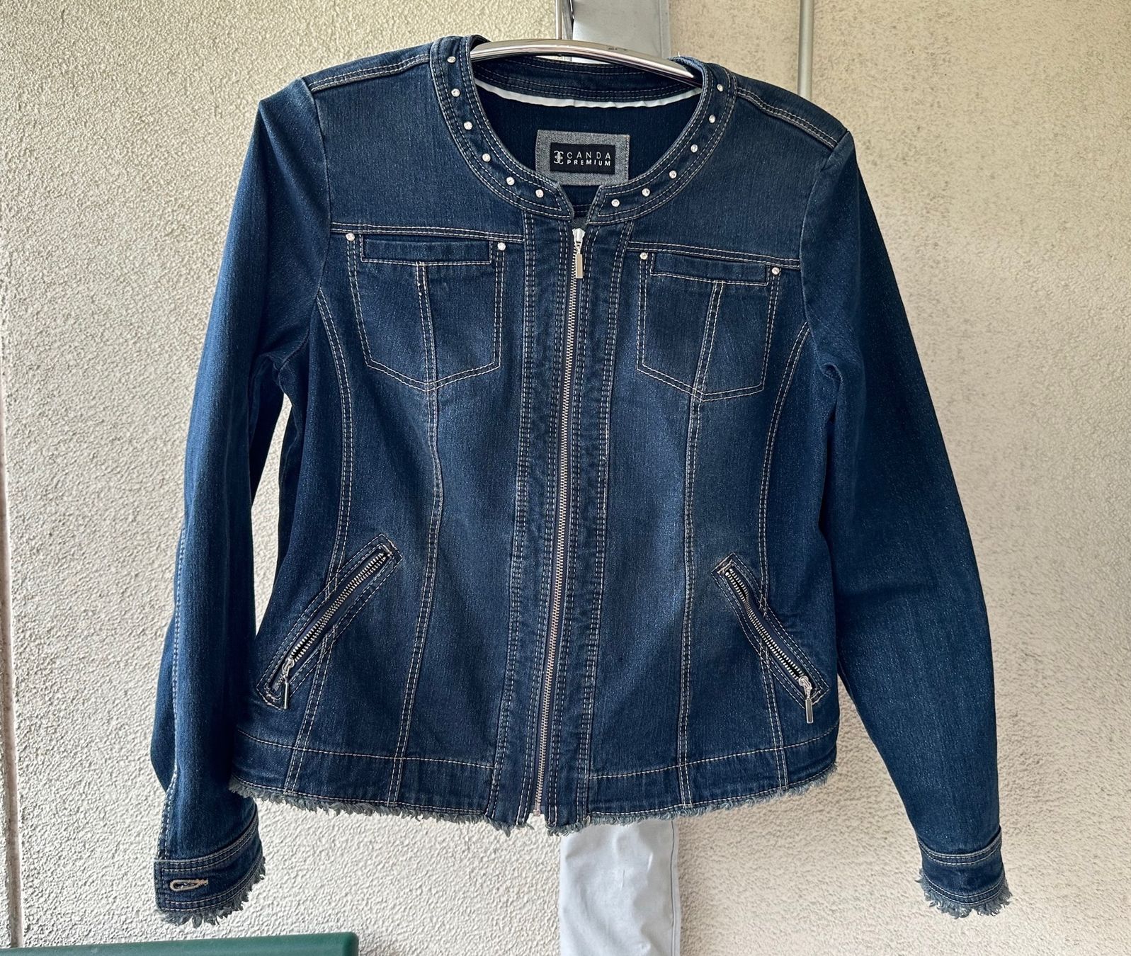 Jeans: Jeans Jacke mit Glitzersteinchen – Gebraucht aus Samedan von Gischpel25