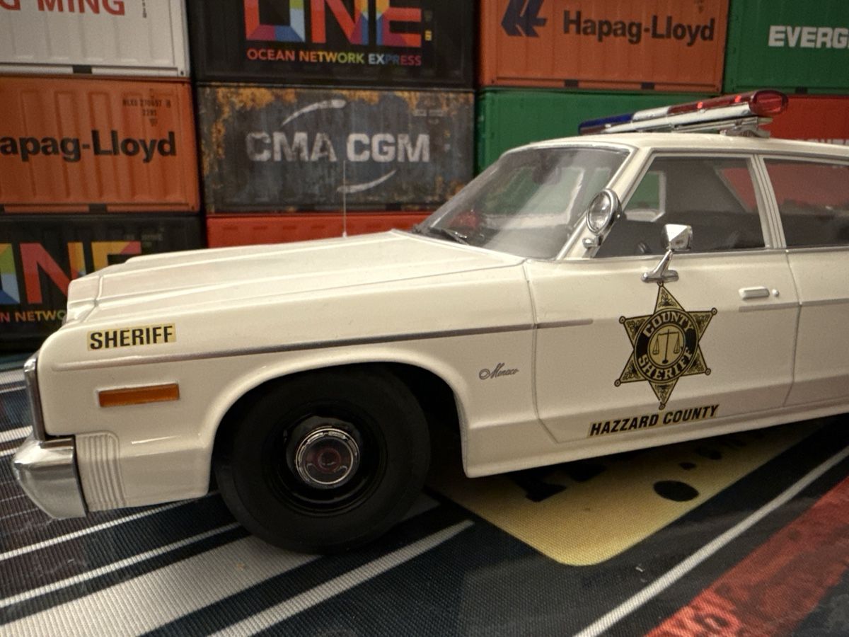 Dodge Modellini d'auto: Dodge Sheriff Hazzard County weiss Polizeiauto – Usato da Basel venduto da Zomeg 1