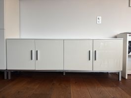 Sideboard weiss mit vier Türen und Metallfüssen gebraucht