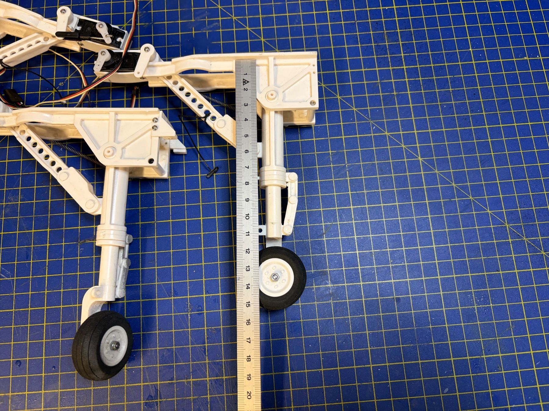 RC Modellbau: Fahrwerk Modellbau 3 Stk mit Servos – Gebraucht aus Glattbrugg von Olio7 6