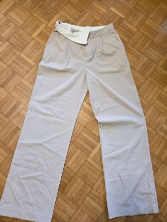 Trendige, weite Bundfaltenhose in Beige, Grösse 40, neuwe...