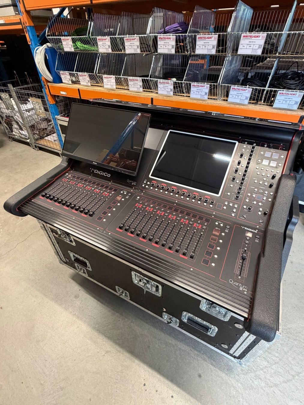 Digico Platines de mixage: Digico Quantum Digital Mischpult inkl. Stagebox + Flipcase – D'occasion à Burgdorf par WHITELIGHT3400