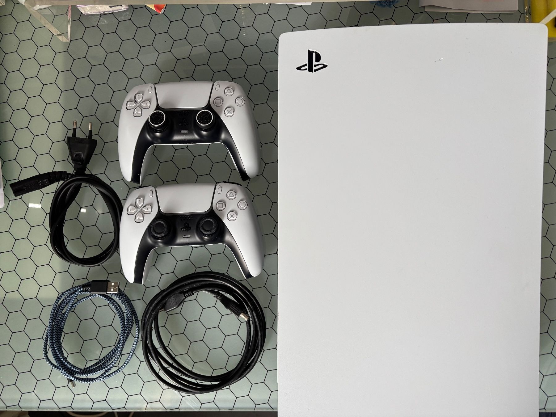 Sony Console: PlayStation 5 inkl. 2 Controller – Usato da Basel venduto da LH_01