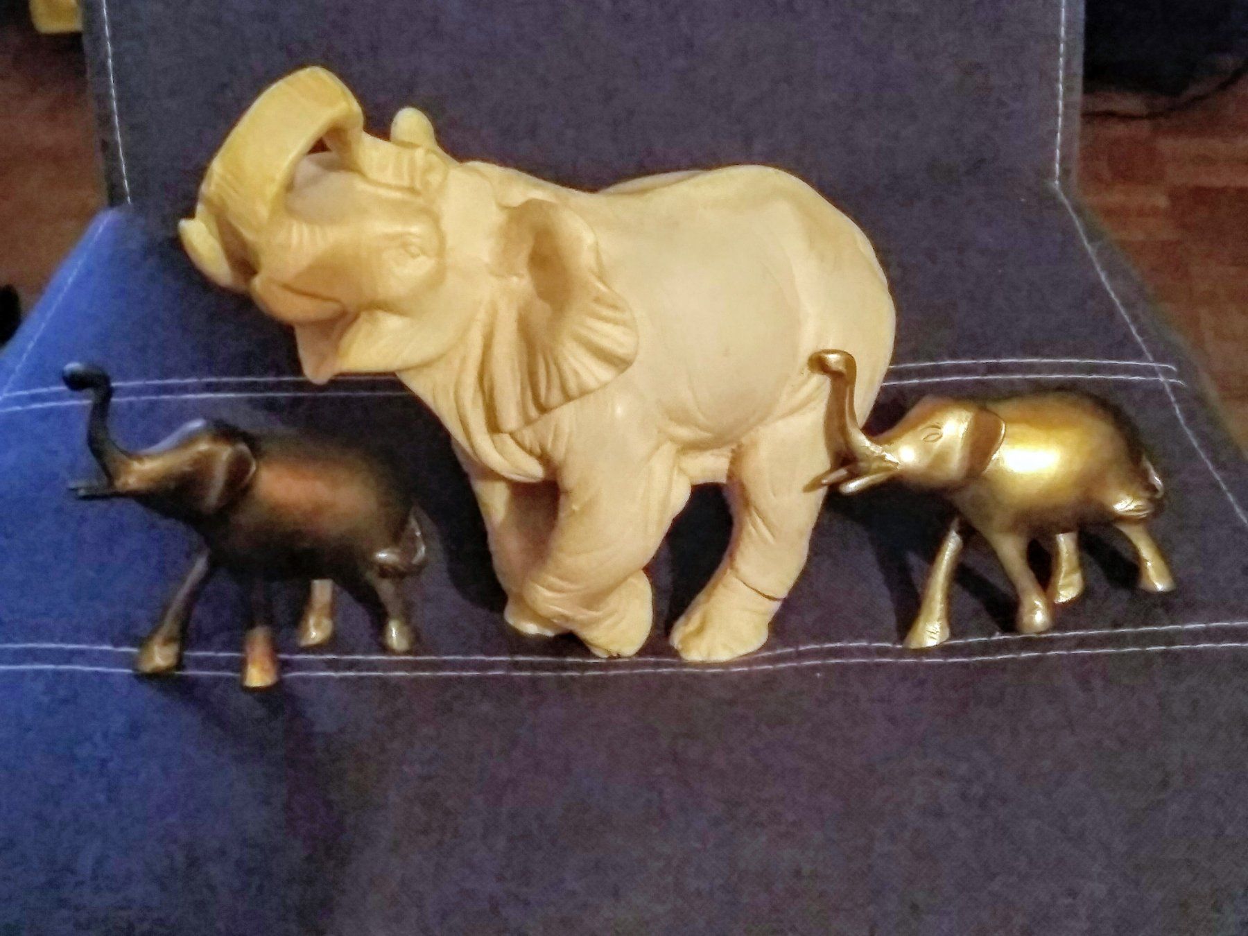 Tutte le decorazioni: Eléphant blanc et deux éléphants en laiton. – Usato da Pompaples venduto da vab_s52h