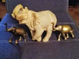 Eléphant blanc et deux éléphants en laiton.
