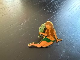 Vintage Anstecknadel Mädchen mit Blätterzweig, goldig