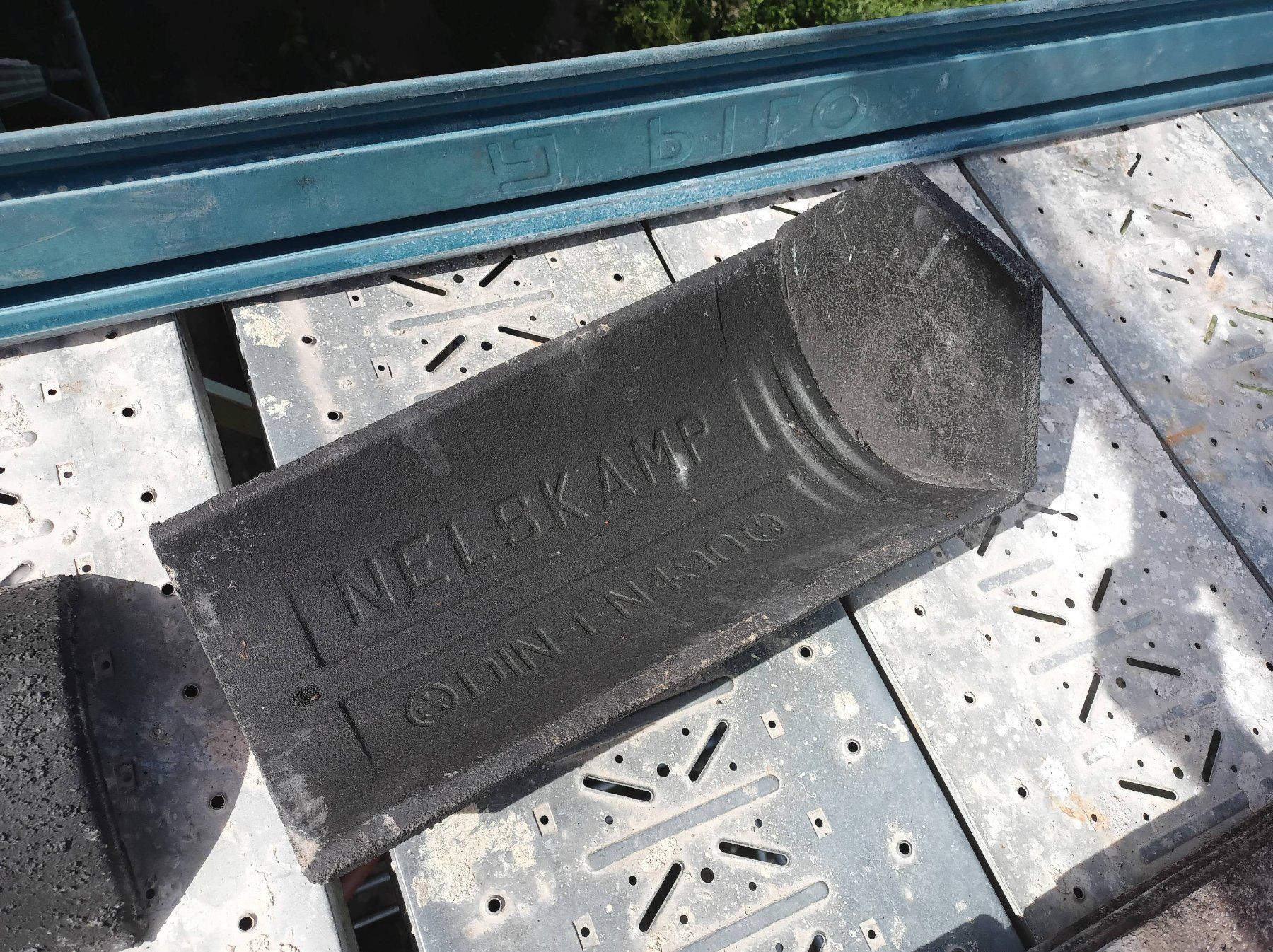 Pietre & tegole: gebrauchte Beton Dachziegel – Usato da Faido venduto da felsentor 7