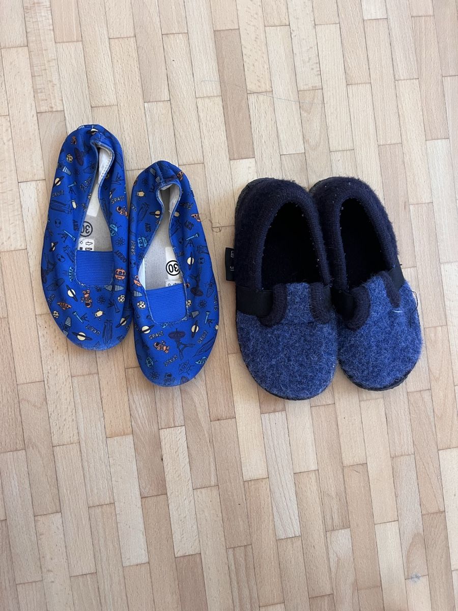 Chaussures garçon: Chaussons en laine taille 31 – D'occasion à Fribourg par marlenep85