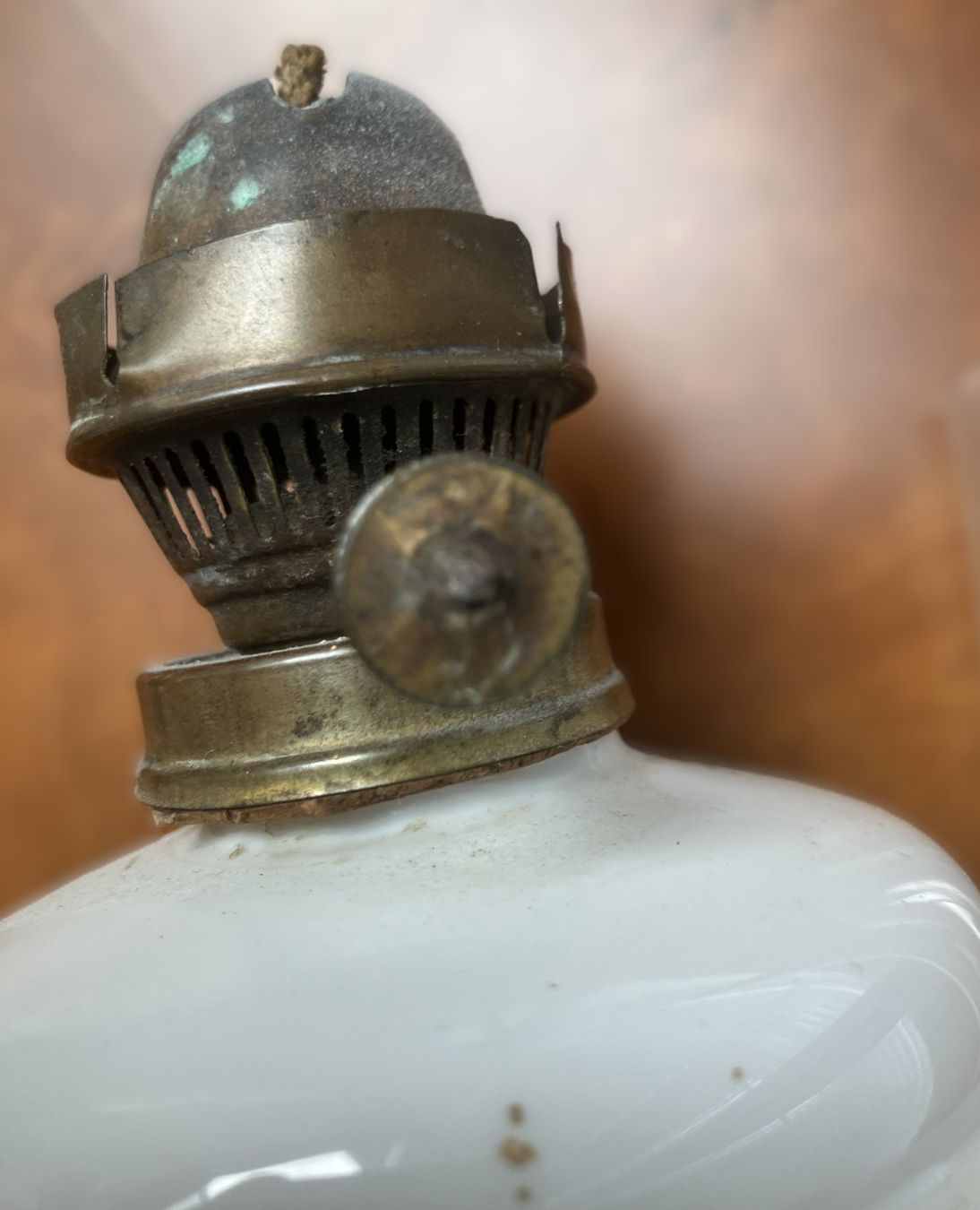 Lampade: Antike Petroleumlampe aus Opalglas & Kosmos Brenner – Usato da Luzern venduto da FeU 1