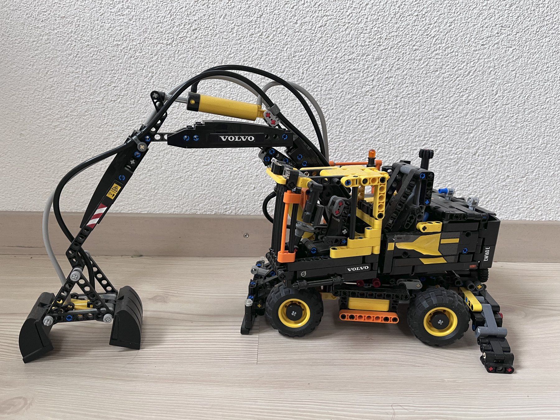 Volvo Escavatori: LEGO Technic Volvo EW160E – Nuovo (secondo la descrizione) da Erstfeld venduto da Flexi100.