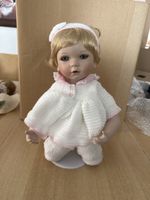 Porzellanpuppe blonde mit Kleid weiss Grösse ca. 25 cm