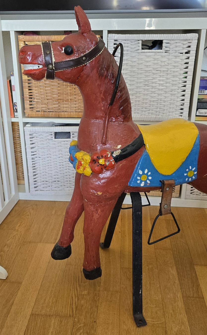 Jouets: kleines "Karussellpferd" für Garten oder ähnliches . – D'occasion à zürich par Wunderkind
