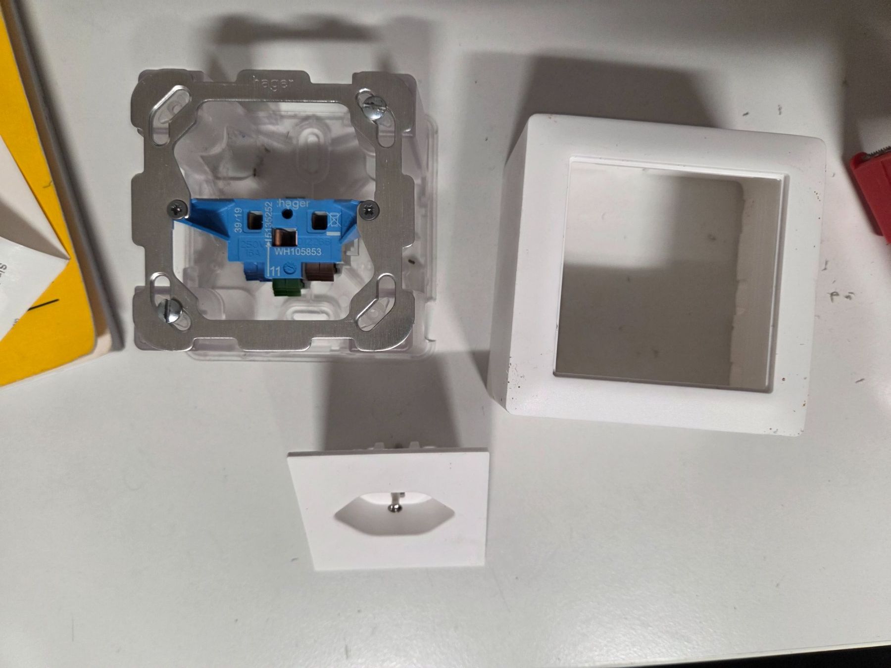 Hager Spine: AP Steckdose T23 Hager Typ23 weiss – Usato da Zürich venduto da Alibaba1234 4