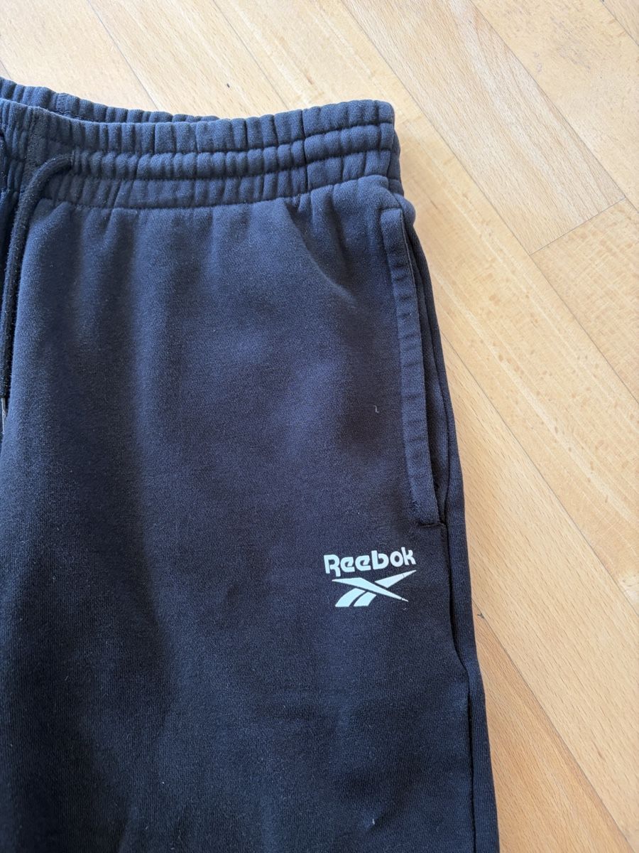 Reebok Pantaloni: Reebok Trainingshose schwarz mit Gummizug – Usato da Küsnacht ZH venduto da Katja99 1