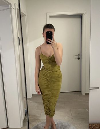 Olivgrünes Partykleid mit Raffungen, Grösse S, Top!
