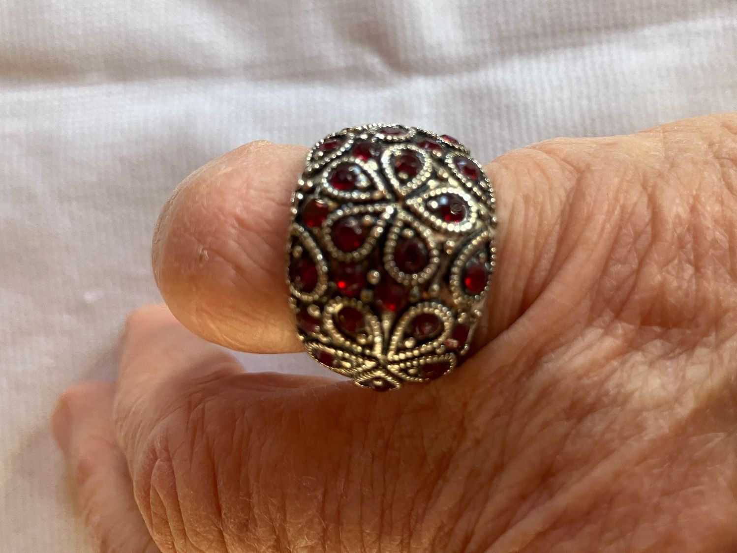 Anelli: Ring mit roten Steinen Gr 52 – Usato da Bassersdorf venduto da groovygremlin