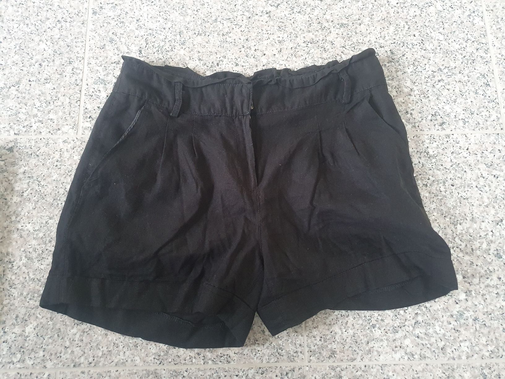 Pantaloni: Schwarze Shorts Gr. 38. – Usato da Moosseedorf venduto da Sonnenschein..