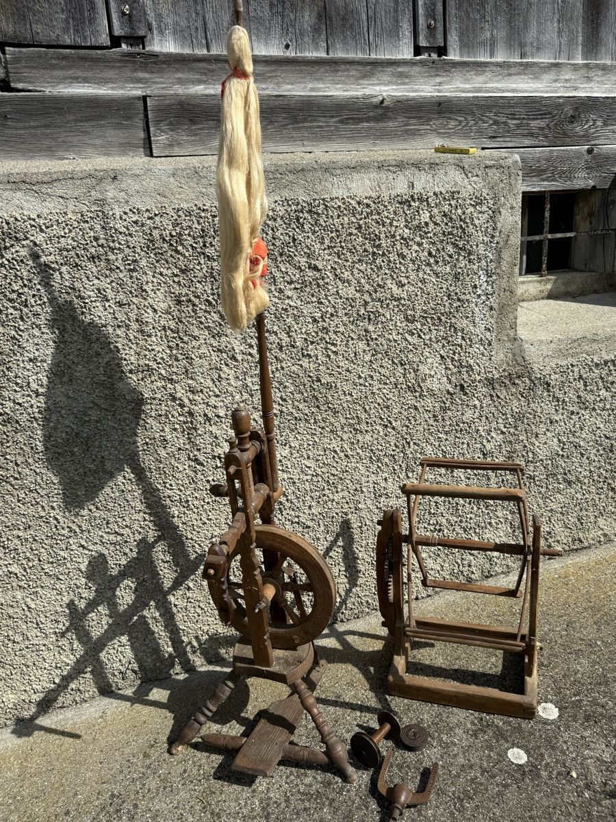 Ruote per filare: Spinnrad mit Zubehör – Difettoso da Appenzell Eggerst. venduto da Koer85 1