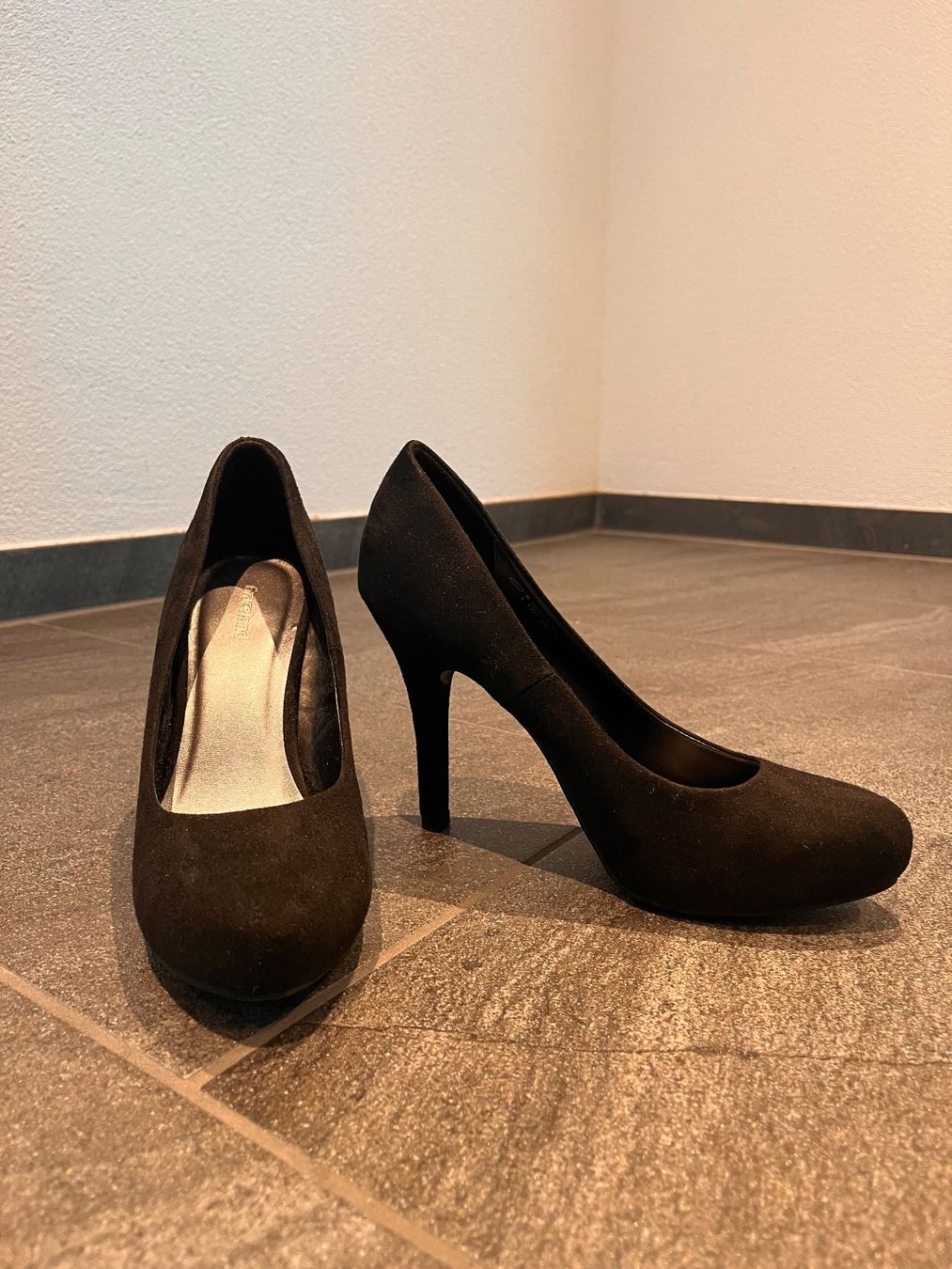 Graceland Scarpe da donna: Graceland High Heels Pumps schwarz Gr. 37 – Nuovo (secondo la descrizione) da Hinwil venduto da Oivil04
