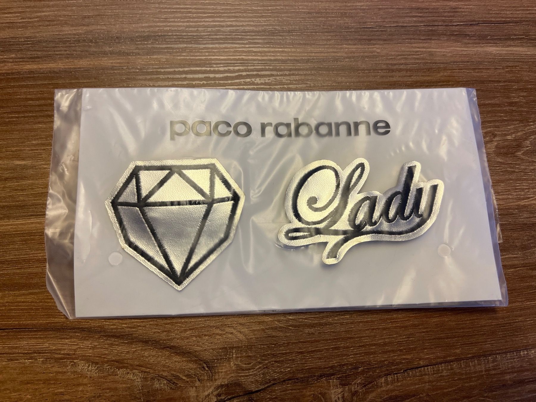 Placchette & Badge: Paco Rabanne Pins – Nuovo e nell'imballaggio originale da Einsiedeln venduto da sandramon