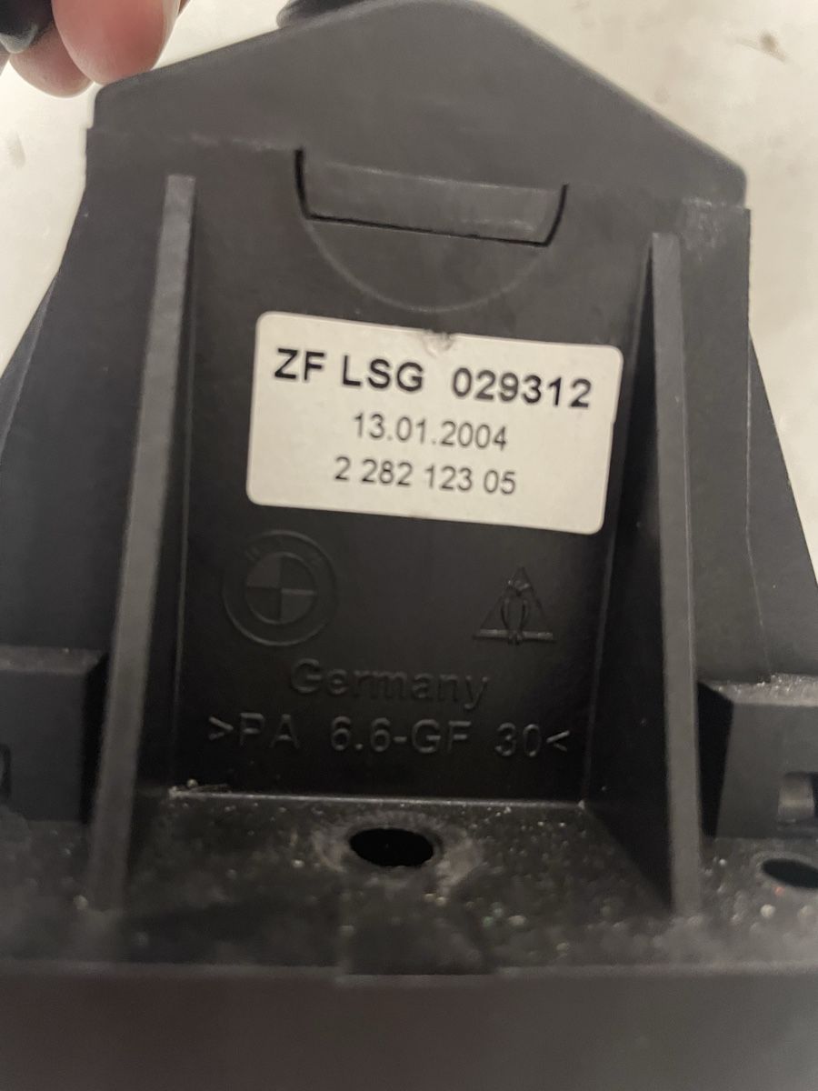BMW Tutti pezzi di ricambio auto: BMW M3 E46 SMG Lenkstockschalter-Gehäuse – Usato da Dietlikon venduto da DIVO 2