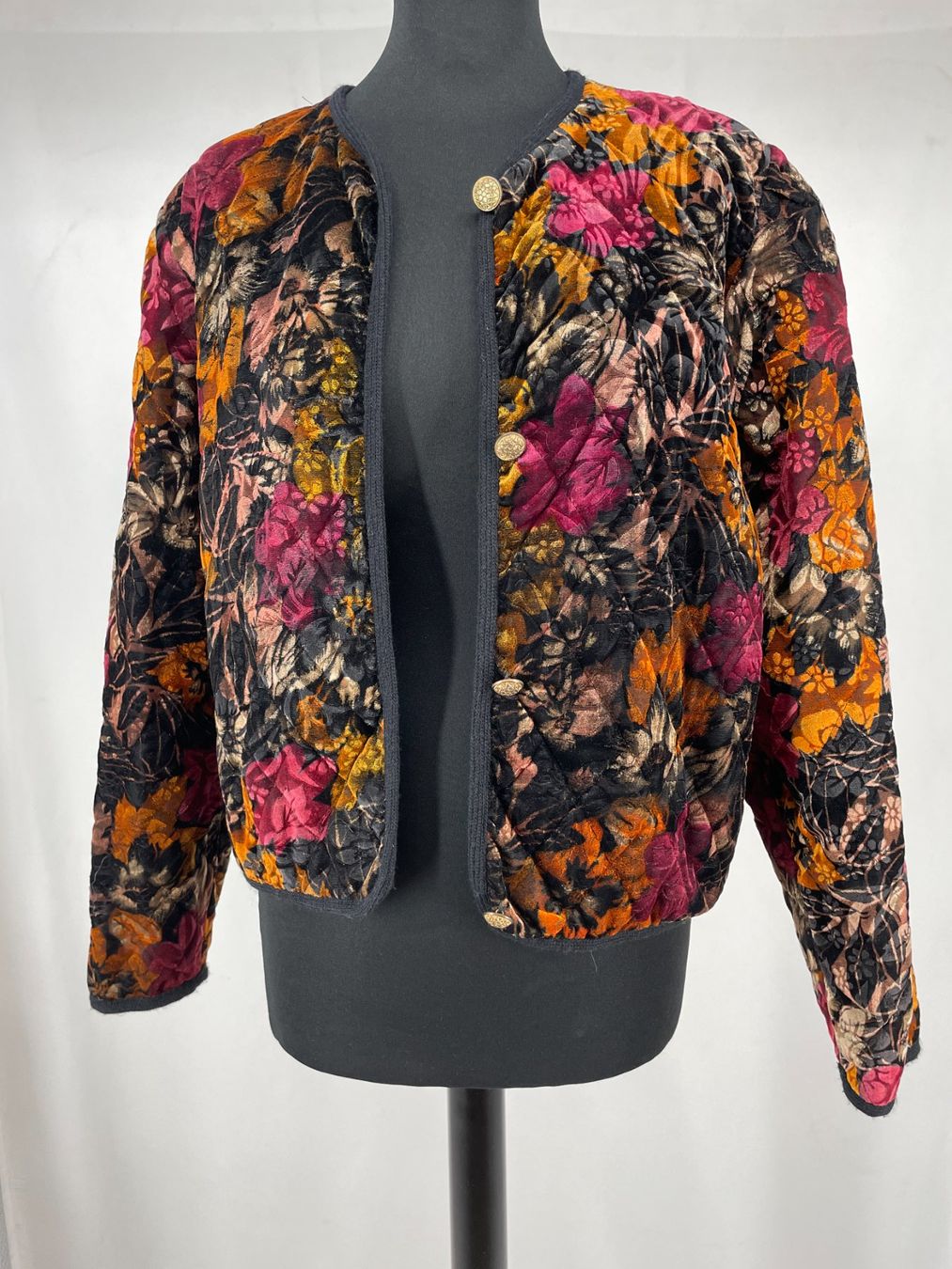 Vestes: Veste florale noire – D'occasion à Lausanne par PlusValue_Lausanne
