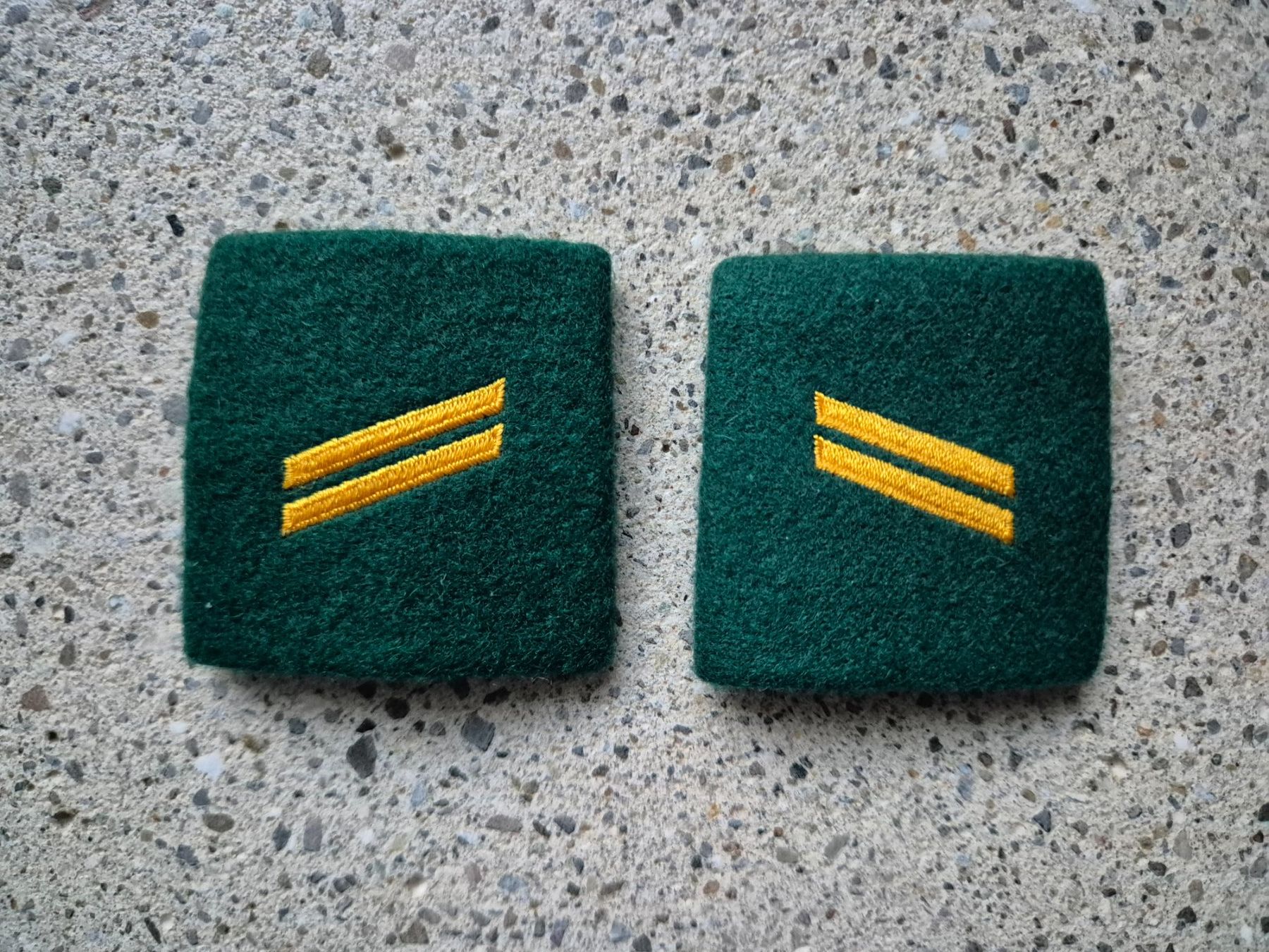 Schweizer Armee Placchette & Badge: *** Gradabzeichen Patten Set Gefreiter Infanterie *** – Nuovo e nell'imballaggio originale da Riedholz venduto da fr_sIruP