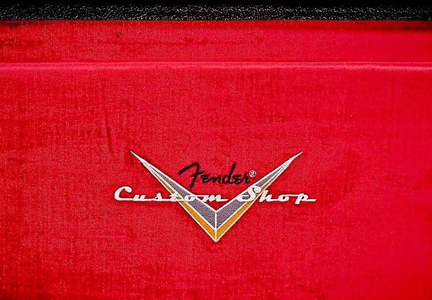 Fender Strumenti musicali: Fender Custom Shop Koffer Schwarz / Rot NEU – Usato da Basel venduto da x-hobby 1