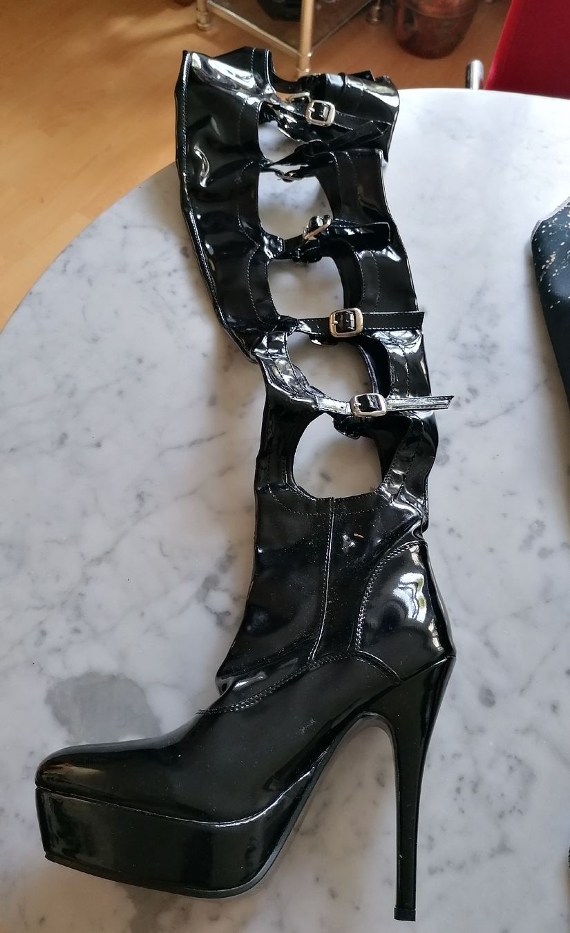 Scarpe da uomo: LACKSTIEFEL GRÖSSE 39 NIE GETRAGEN – Usato da Pratteln venduto da ThereseZ 1