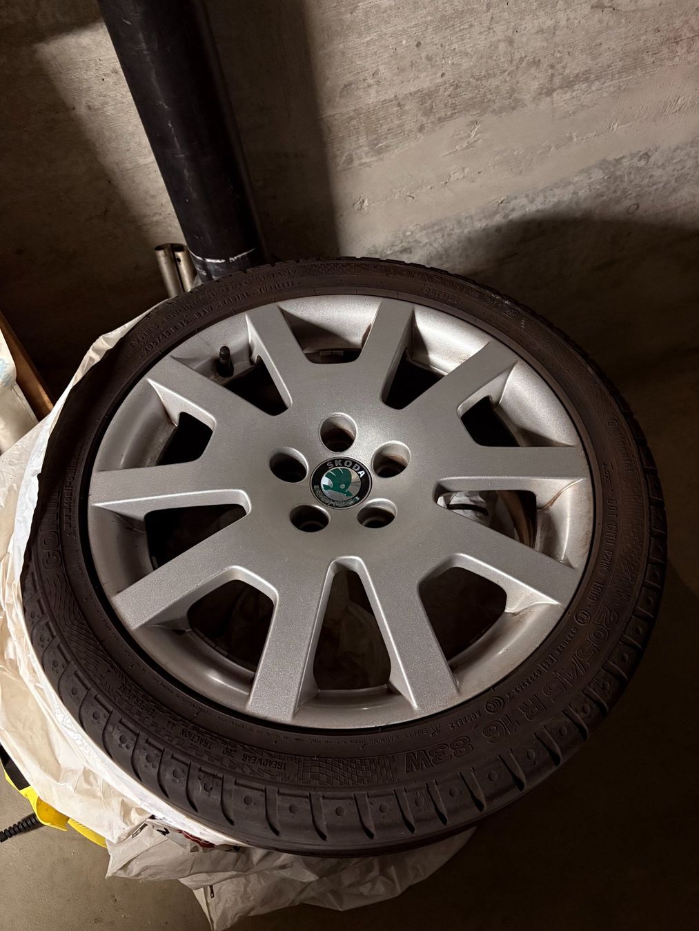 Skoda Pneus & Roues: 4 Kompletträder Skoda – D'occasion à Glattfelden par 081_59nl