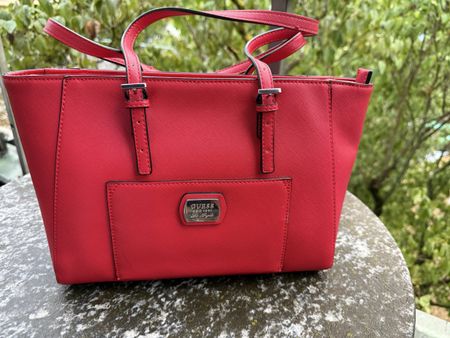 Damentasche rot Marke Guess neuwertig mit Staubbeutel