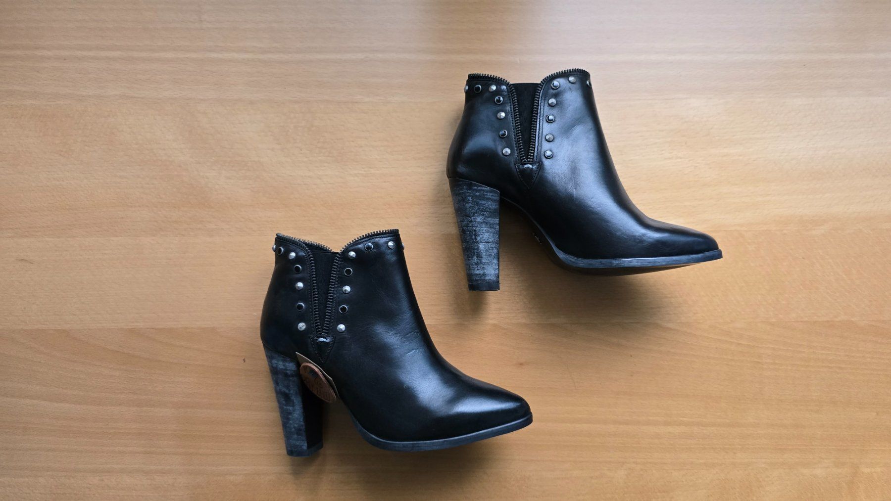 Scarpe da donna: KOAH Leder Stiefeletten Gr. 36 mit Nieten – Nuovo (secondo la descrizione) da Thalwil venduto da VitaMini 4