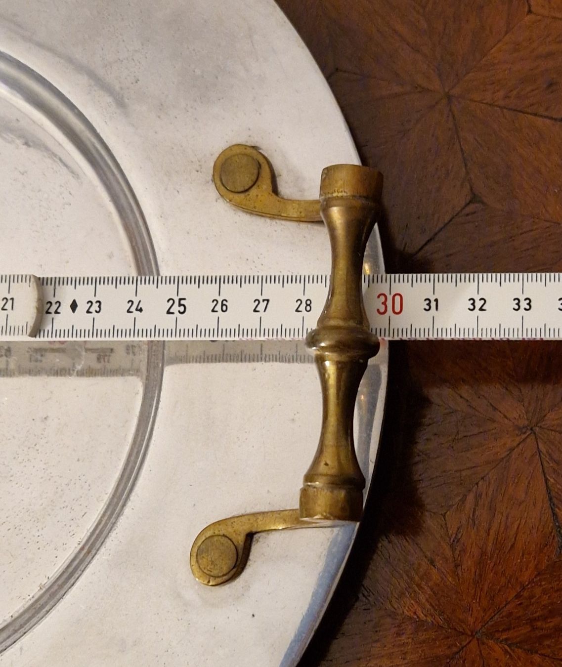 Plateaux: Spezielles vintage Tablett silberfarben mit Messing Griffen – D'occasion à Zürich par silver-team 8