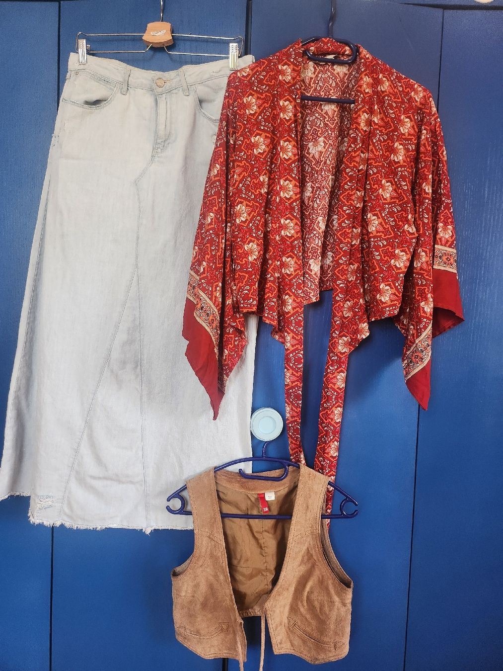 Lotti di vestiti: Lässiger Jeansrock mit Kimono und Weste – Usato da Forch venduto da ang_bhq6