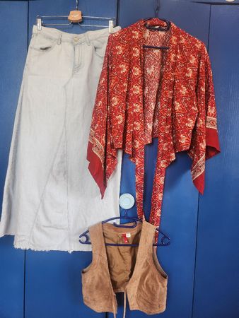 Lässiger Jeansrock mit Kimono und Weste