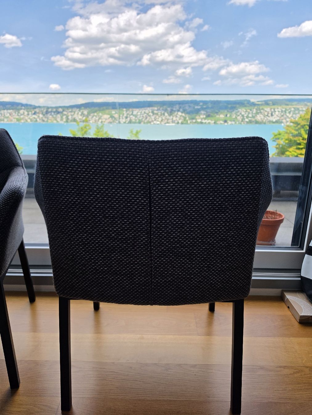Chaises: 2x Esszimmerstühle in grau – D'occasion à Thalwil par Chris23 3