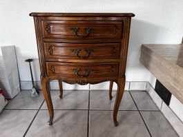 Nachttisch Holz mit drei Schubladen