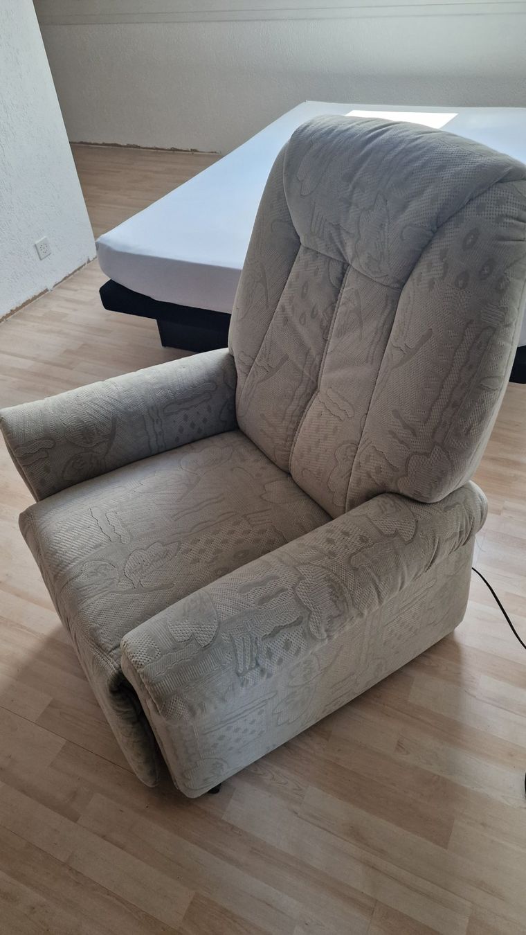 Poltrone: Sessel mit Aufstehhilfe, Elektrisch, Polster beige – Usato da Weisslingen venduto da and-lo73 1