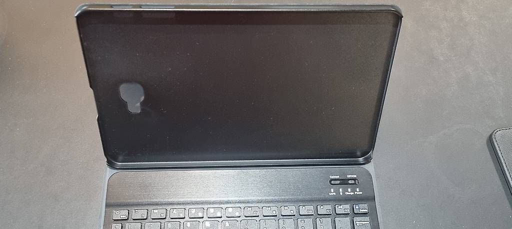 Tastaturen: Samsung Tablet Hülle mit Bluetooth Keyboard – Gebraucht aus Baar von iainmathews