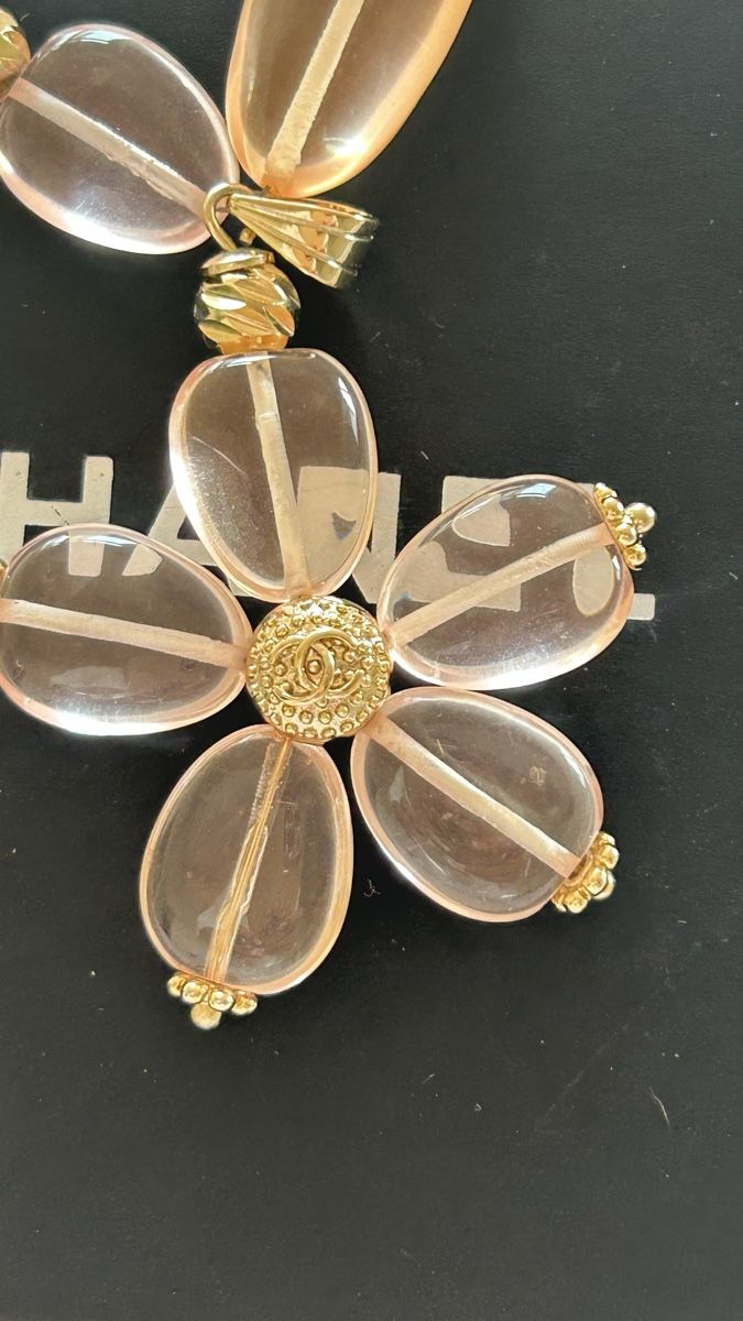 Chanel Catenine: Collier Chanel fleur rose  – Usato da Arzier-Le Muids venduto da kaczuszka 1