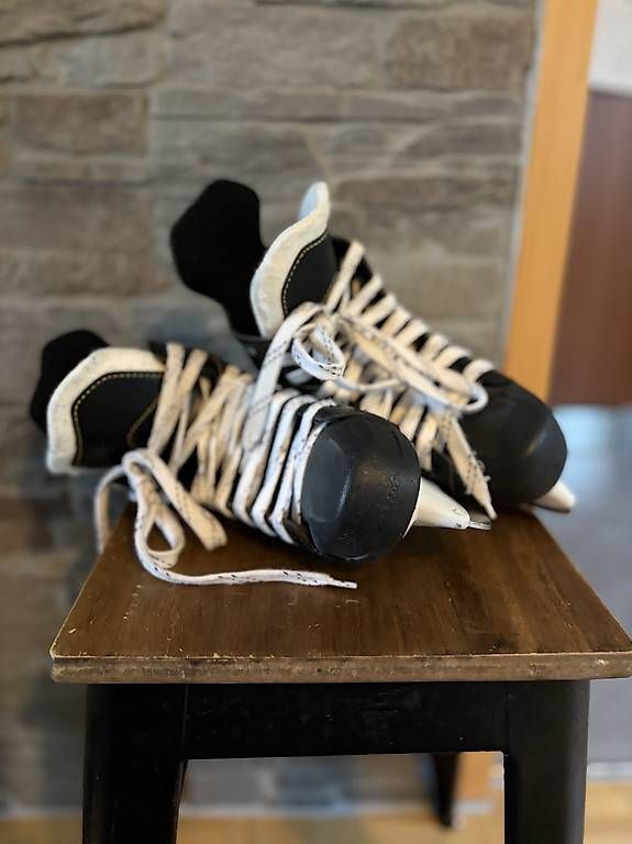 Pattini da ghiaccio: Patins à glace CCM taille 32 – Usato da La Chaux-de-Fonds venduto da ann_8n89