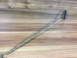 Gebrauchter rostiger geschmiedeter Feuerhaken für Grill