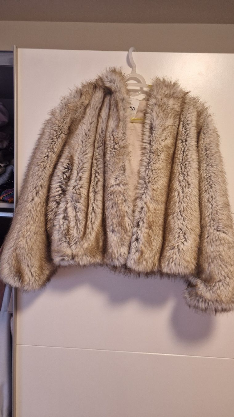 Bershka Jacken: Bershka kunstfell Jacke – Neu (gemäss Beschreibung) aus Dietikon von matej069