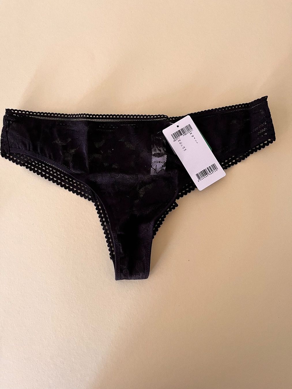 Passionata Altra biancheria intima: String, PASSIONATA, Gr. 42, Schwarz mit Blumenmuster, 3 Stck – Nuovo e nell'imballaggio originale da Rudolfstetten venduto da gst_g7xl